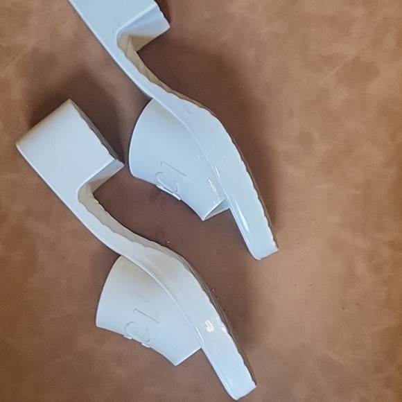 Gucci Sandals - Picture 2 of 4